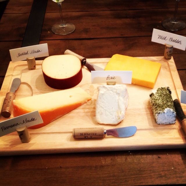 Cheese platter with pairing on the back of the name card